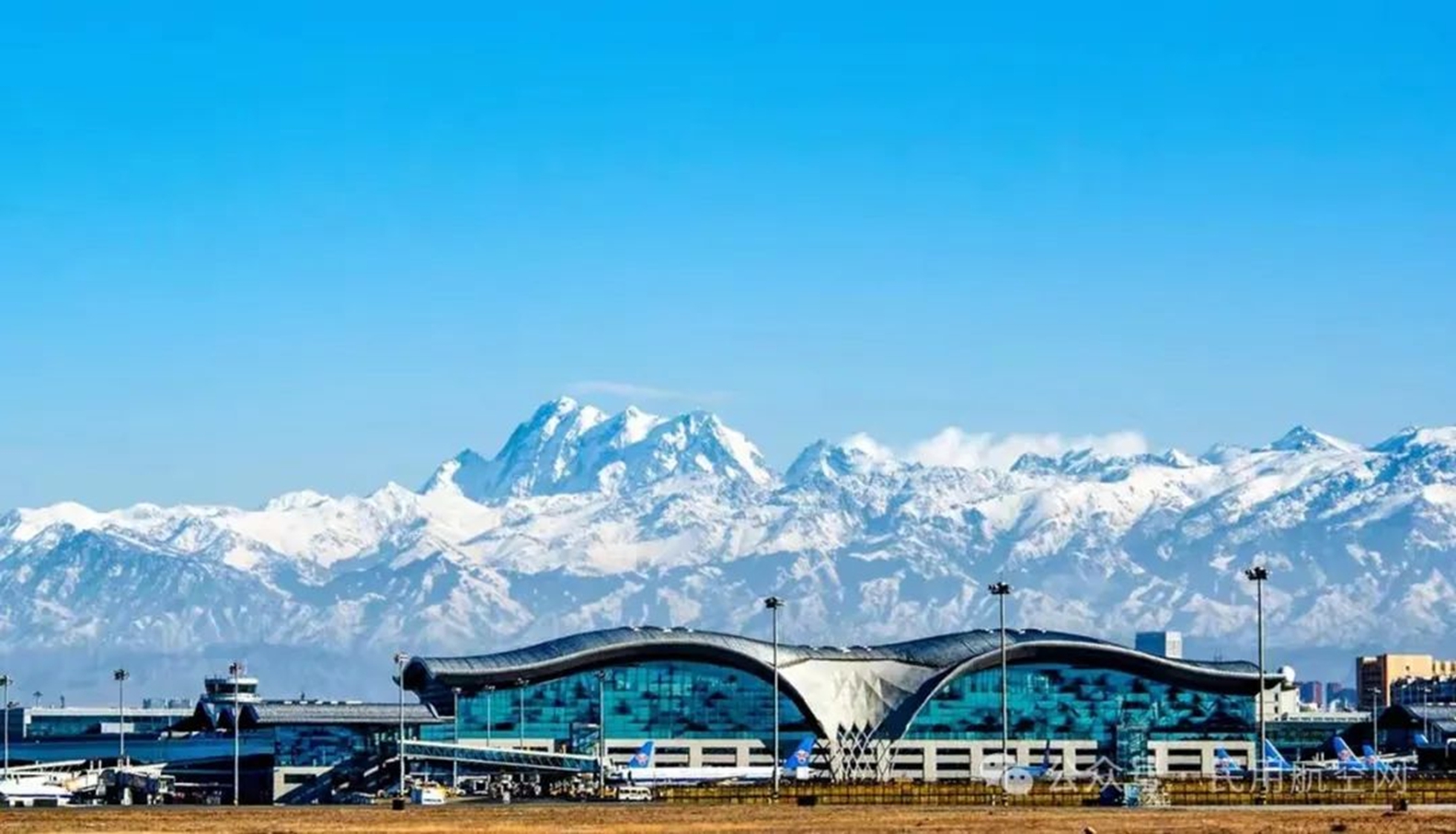 1745569381115282.jpg 圖1:烏魯木齊國際機(jī)場全景圖_副本.jpg